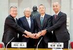 　２選を決め、写真撮影に応じる日本医師会の松本吉郎会長（右から２人目）ら＝２２日、東京都文京区