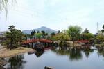 　紫式部公園の池越しに眺める日野山＝福井県越前市