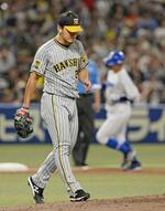 　２回、中日・高橋周（奥）に逆転３ランを浴びた阪神先発の伊藤将＝バンテリンドーム