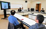 予備調査の内容を報告し合う調査グループ＝３月２９日、豊岡市出石町