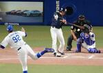 　１０回ヤクルト２死満塁、代打川端が二塁に適時内野安打を放つ。投手マルティネス＝バンテリンドーム