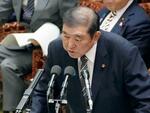 　衆院予算委の集中審議で答弁する石破首相＝１２日午前