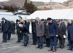 　農業用ダム「藤沼湖」決壊による犠牲者の追悼式で、黙とうする参列者＝９日午前、福島県須賀川市