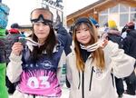 　女子スロープスタイルで２位の村瀬心椛（左）と３位の岩渕麗楽＝サンモリッツ（共同）