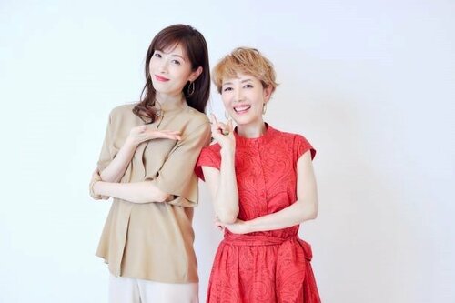 化粧品業界に革命を起こした２人の女性創業者を演じる明日海りお（左）と戸田恵子(C)石阪大輔