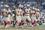 　小松大谷に勝利し、駆け出す智弁学園ナイン＝甲子園
