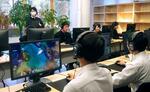 　「和歌山県高校ｅスポーツ選手権」で競技する高校生＝和歌山市