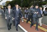　即時抗告し、東京高裁を後にする世界平和統一家庭連合（旧統一教会）の近藤徳茂氏（左から２人目）ら＝４月７日午前、東京・霞が関
