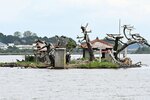  カワウによるふん害で枯れてしまい、伐採される松＝２８日、鳥取市高住の猫島 