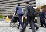 　森永ヒ素ミルク事件で被害者が森永乳業に損害賠償を求めた訴訟の判決で、大阪地裁に向かう原告（左端）ら＝２２日午後