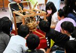 陶器一式で制作された一式飾りを観察する児童ら＝３１日、南部町法勝寺の西伯小