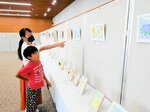 淡い色合いのパステルアート作品が並ぶ会場