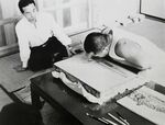 山下清に石版印刷の技術を教える山本巌氏（左）＝１９５６年、倉吉皆成学園（山本印刷提供）