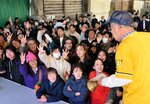【少しでも安く】
来場者が参加した「素人競り市」。松葉ガニなど旬の海産物を少しでも安く手に入れようと、〝仲買人〟らの威勢の良いかけ声が響いた＝香住漁港西港