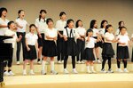 振り付けを交えて歌声を披露する出場グループ＝１０日、米子市公会堂
