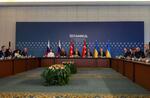 　２日、トルコ・イスタンブールで交渉に臨む、ロシア（左側）とウクライナ（右側）の代表団ら（ロイター＝共同）