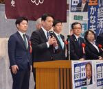 　豊田俊郎氏の集会であいさつする自民党千葉県連会長の斎藤健前経産相（左から２人目）＝４月２９日、千葉市