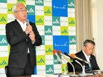 Ａコープ４店舗の閉店を説明する中西組合長＝３０日、鳥取県米子市東福原１丁目のＪＡ鳥取西部