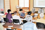 和算の魅力を伝える本上さん（中央奥）＝香美町小代区の城山地区ふれあいセンター