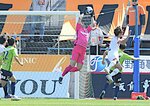 後半、クロスボールをキャッチするGK糸原（中央）＝Axisバードスタジアム