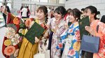 式典が終わり、友人と一緒に記念撮影する卒業生ら＝１７日、鳥取市のとりぎん文化会館