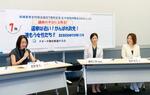 　女性議員を増やす活動を行う「クオータ制を推進する会」が開いた集会で対談する桜井彩乃さん（右）ら＝２２日午後、国会