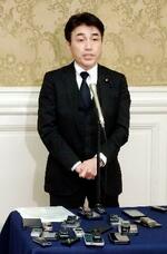 　選択的夫婦別姓制度導入に向けた民法改正案を他党に説明し、記者の取材に応じる立憲民主党の黒岩宇洋氏＝９日午後、国会