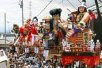 　三国神社前に並んだ、巨大な武者人形を載せた山車＝２０日午前、福井県坂井市