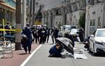 　事件現場を調べる警視庁の捜査員＝１０日午後０時２７分、東京都台東区