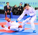 男子ジュニア７６キロ級準決勝　柿本大輝（右）がマカオの選手を攻め立てる＝中国・漯河（全日本空手道連盟提供）