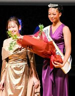 ミス・ユニバース・ジャパンへの出場権を獲得した佐伯さん（右）
