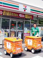 　セブン―イレブン・ジャパンの配送ロボット＝１５日、東京都八王子市