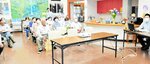 美方署員（右端）の話に真剣に聞き入る参加者＝２８日、新温泉千谷の八田コミュニティセンター