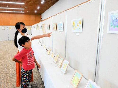 淡い色合いのパステルアート作品が並ぶ会場