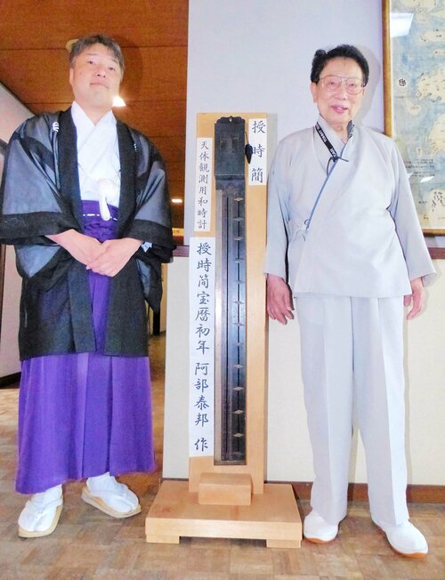 長谷川宮司（左）に「授時簡」を届けた澤田さん
