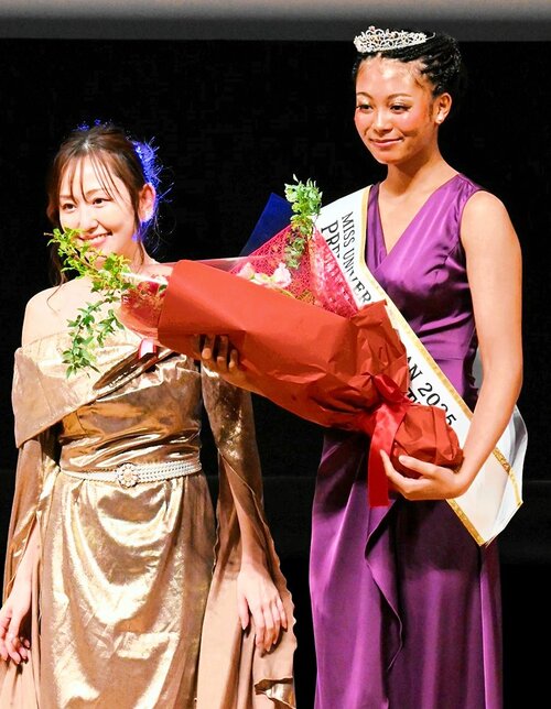 ミス・ユニバース・ジャパンへの出場権を獲得した佐伯さん（右）