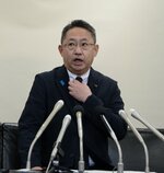 進退について記者の質問に答える松田氏＝２０日、鳥取県庁