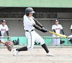 ２回戦・米子工―八頭　八頭は九回、山根の中越え二塁打でサヨナラ勝ちを収める＝どらドラパーク米子市民球場