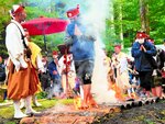 手を合わせて火の上を歩く参拝者ら＝２９日、鳥取県三朝町三徳の三徳山三仏寺