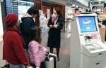 　搭乗客の対応にあたる日航の地上職員＝２６日午前、羽田空港