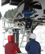 スキー場開きに備えてリフトの滑車部分を点検する従業員ら＝１４日、若桜町※米のわかさ氷ノ山スキー場