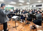 真剣な表情で合同練習に取り組む生徒＝２１日、八頭町久能寺の八頭高