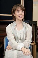　エルビラは「過去の思い出の中にチャールズを引き込もうとしている」と話す若村麻由美＝東京都新宿区