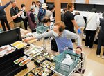 弁当や総菜を品定めする来店客ら＝１２日、倉吉市関金町大鳥居の関金ストア