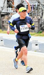 北海道からルーツを求め鳥取へ。初参加の鳥取マラソンで力走する岡本さん＝１７日、鳥取市東町２丁目