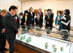  学芸員の解説を聞きながら作品を鑑賞する来場者ら＝２日、倉吉博物館 