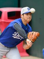 　ブルペンで投球練習するドジャース・大谷＝フィラデルフィア（共同）