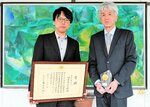 文部科学大臣学校奨励賞を受賞した福米東小の井田校長（右）と宮田教諭＝米子市東福原５丁目の同校