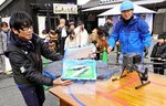 陸上養殖場からドローンで空輸された「お嬢サバ」と「さばみちゃん」