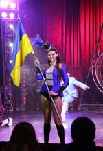 　サーカスのステージでウクライナの国旗を振るイリナ・ボロンケビッチさん＝２月１日、徳島市